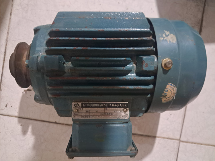 الکترو موتور سه فاز 0/55 کیلو وات ( ۳/۴ اسب ) ۹۰۰دور استوک درحدنو