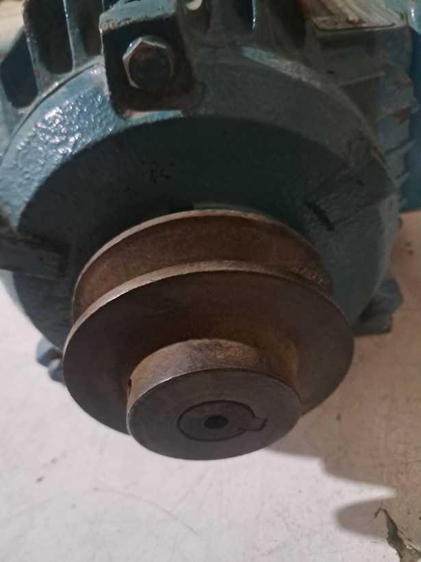 الکترو موتور سه فاز 0/55 کیلو وات ( ۳/۴ اسب ) ۹۰۰دور استوک درحدنو
