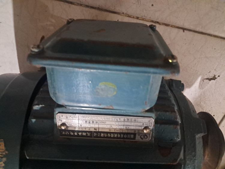 الکترو موتور سه فاز 0/55 کیلو وات ( ۳/۴ اسب ) ۹۰۰دور استوک درحدنو